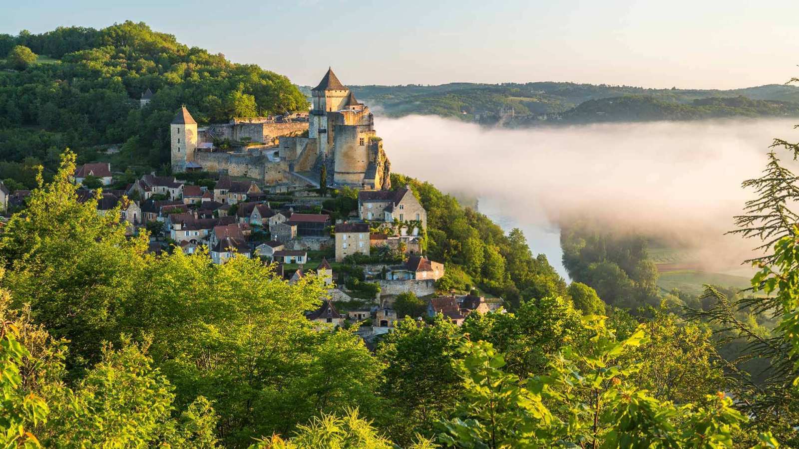 必应壁纸 2020年6月28日 Chateau de Castelnaud in Perigord, France