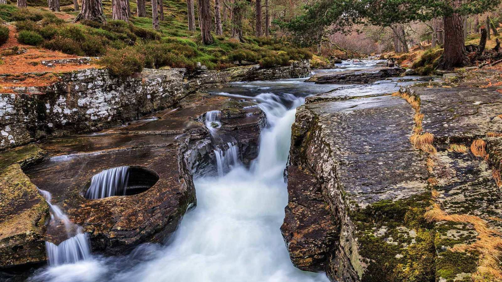 必应壁纸 2021年12月20日 Linn of Quoich瀑布旁的碗状岩石洞，苏格兰阿伯丁郡