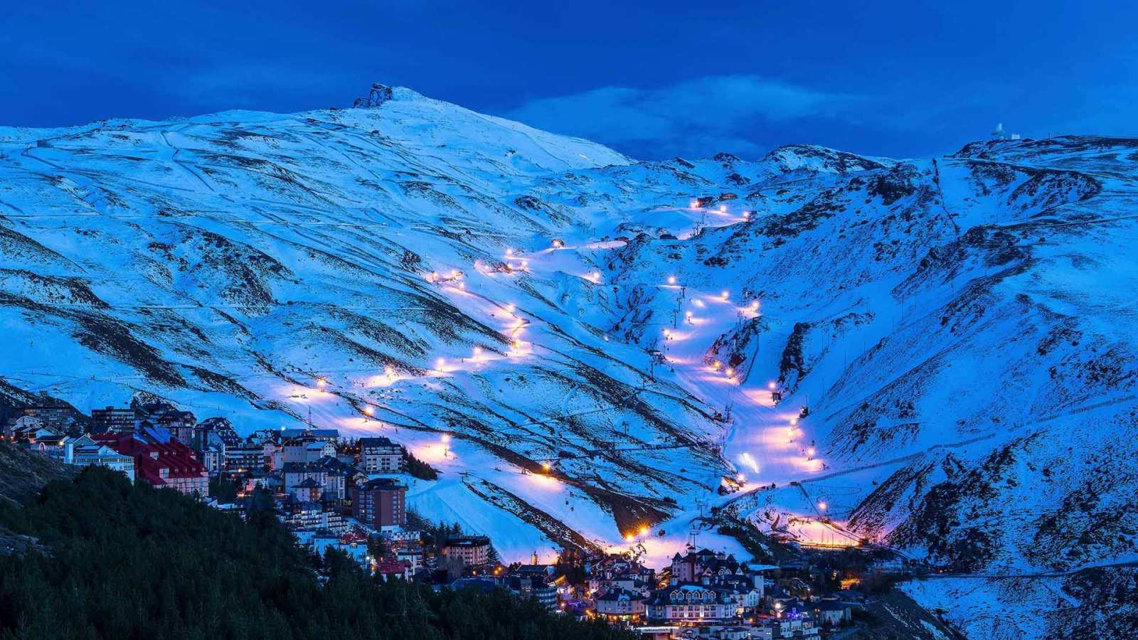 必应壁纸 2021年1月11日 Pradollano滑雪站，西班牙内华达山脉国家公园