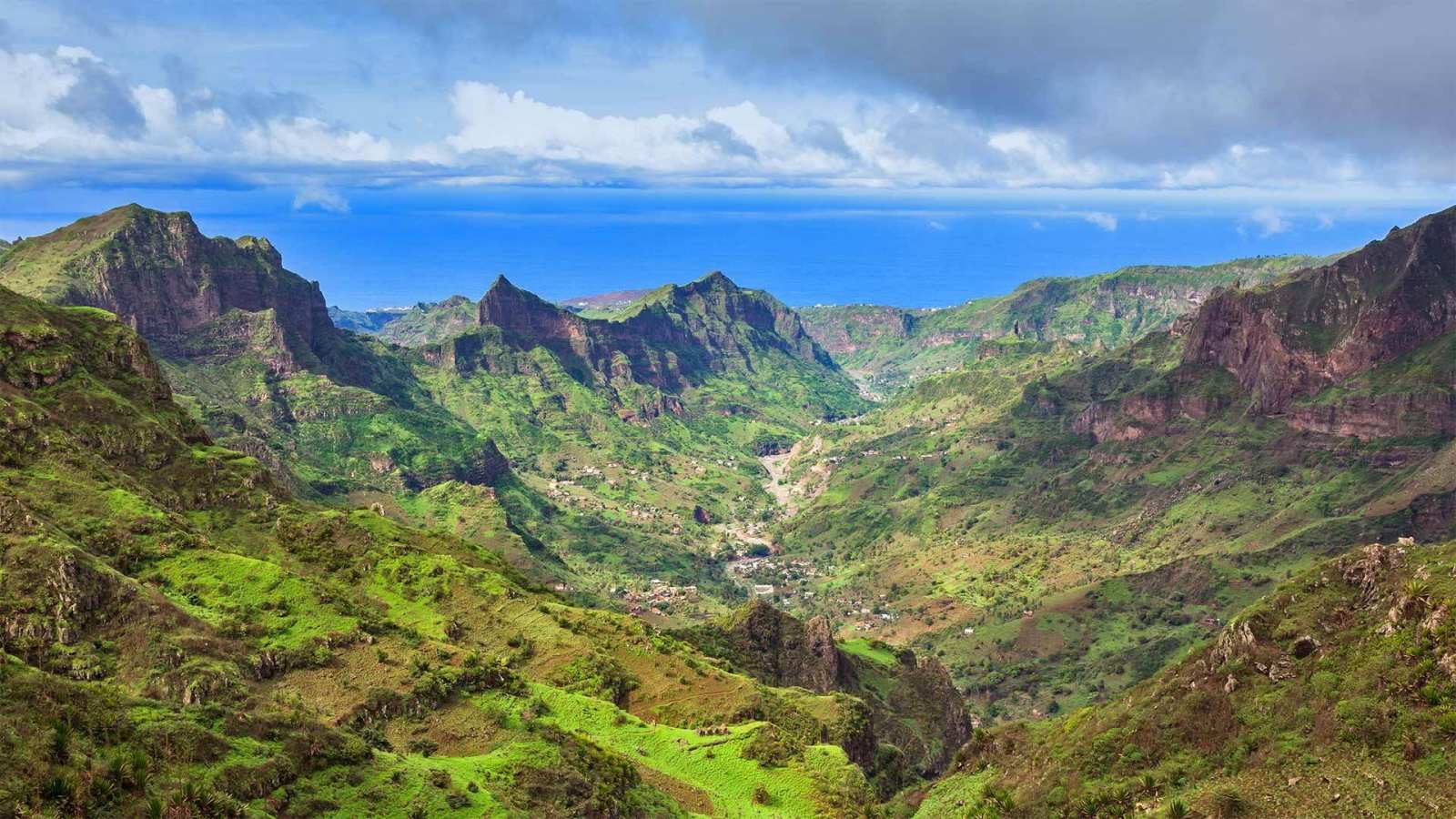 必应壁纸 2021年7月5日 Serra da Malagueta山脉，佛得角圣地亚哥岛