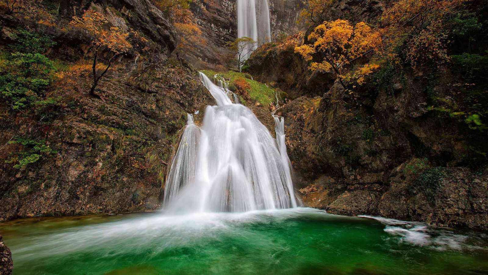 必应壁纸 2020年2月25日 Waterfalls at the source of the Mundo River, Sierra de Riopar, Albacete, Spain