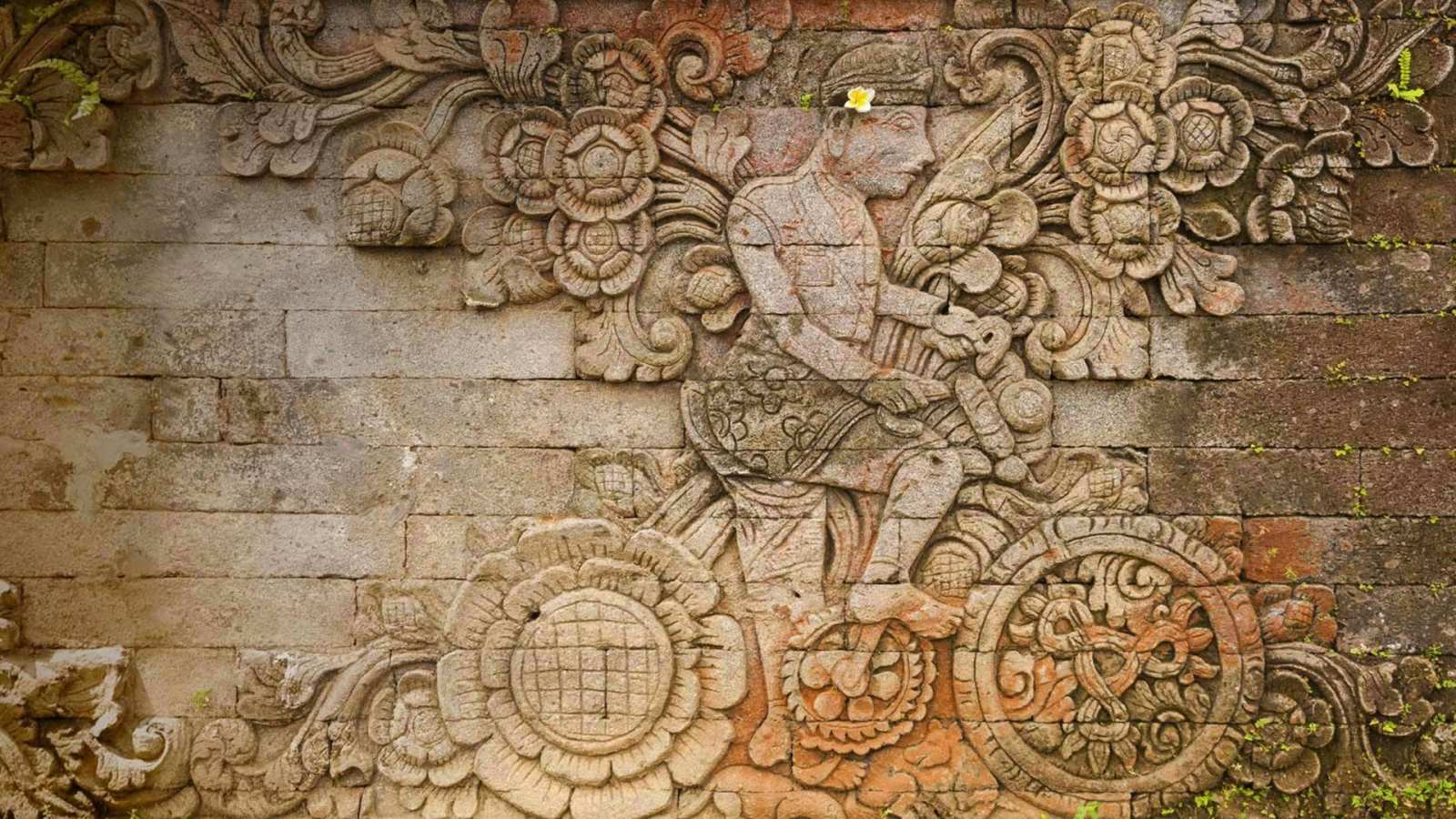 必应壁纸 2019年5月17日 the Pura Meduwe Karang神庙中雕刻艺术家W.O.J.Nieuwenkamp的作品，印度尼西亚巴厘岛