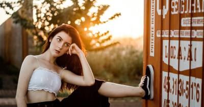 文案背景壁纸 性感养眼的美女图片壁纸