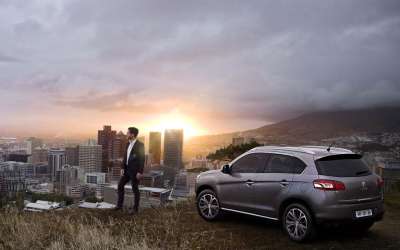 文案背景壁纸 标致紧凑型SUV4008 4/19